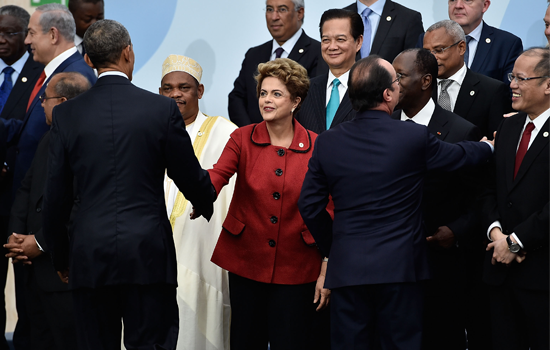 Dilma cumprimenta o presidente dos EUA, Barack Obama, na abertura da COP 21 (foto: Pascal Le Segretain/Getty Images)