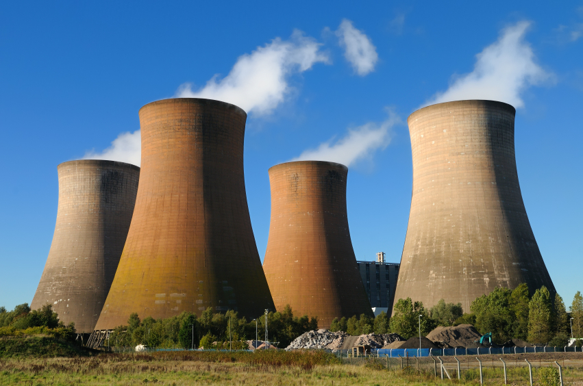 Torres de resfriamento: a energia nuclear responde por 11% da eletricidade produzida mundialmente (foto: iStock)