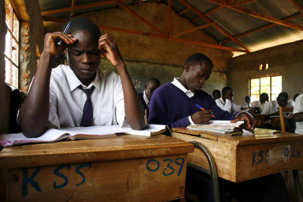 Estudantes de uma escola localizada no Kênia (Imagem: Getty Images)