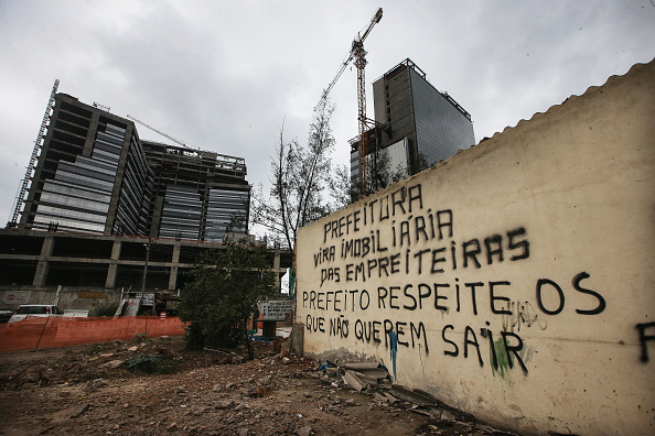 Obras para construção do Parque Olímpico na Vila Autódromo provocaram a remoção de milhares de famílias no Rio de Janeiro (Photo by Mario Tama/Getty Images)