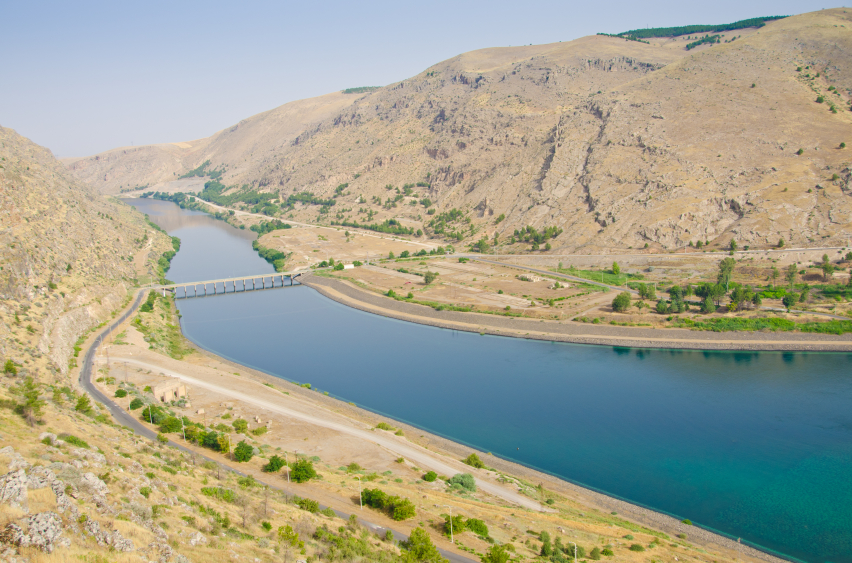 Barragem no Rio Eufrates, na Turquia (fonte: iStock)
