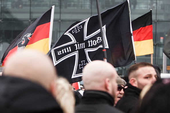 Simpatizantes da extrema-direita protestam contra as políticas migratórias do governo alemão em Berlim, em março de 2016 (foto: Carsten Koall/Getty Images)