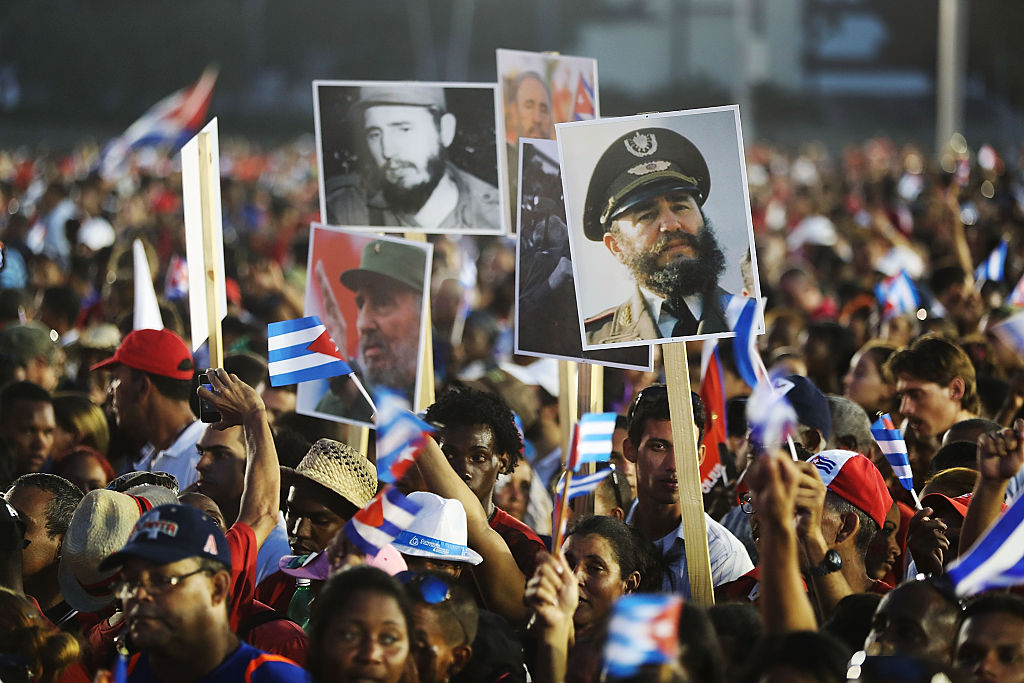 Cubanos prestam homenagem a Fidel Castro, em Santiago de Cuba, em 3 de dezembro (foto: Joe Raedle/Getty Images)