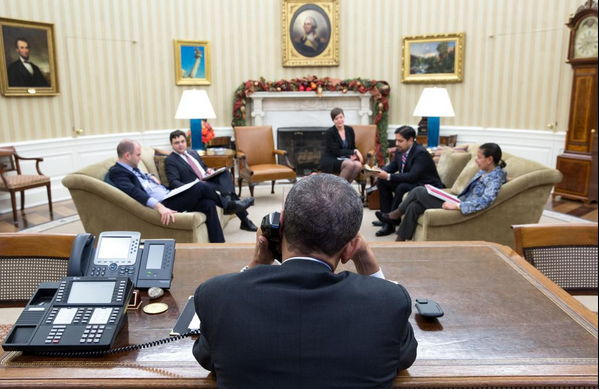 Obama conversa com Raúl Castro pelo telefone antes de fazer pronunciamento ao povo norte-americano (Foto: Divulgação/Twitter da Casa Branca)