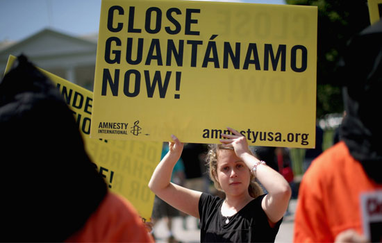 Garota segura cartaz de protesto, que pede o fechamento da prisão de Guantânamo (foto: Chip Somodevilla/Getty Images)