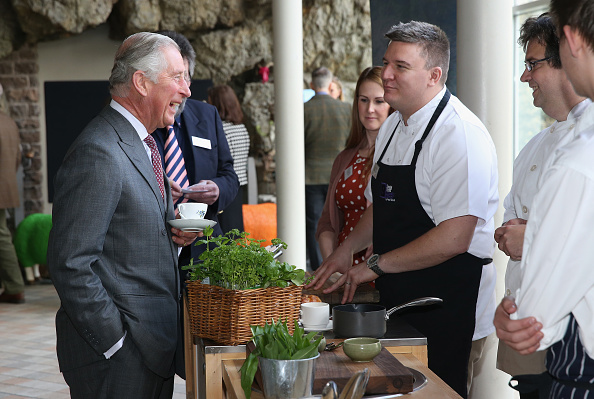 Chefes de cozinha recebem visita do príncipe Charles (Crédito: Getty Images)