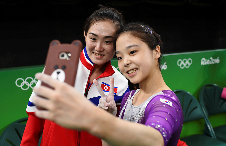 As ginastas Lee Eun-Ju (Coreia do Sul, à direita) e Un Jong (Coreia do Norte) tiram uma selfie após o treino na Arena Olímpica do Rio de Janeiro (foto: Reuters/Dylan Martinez)