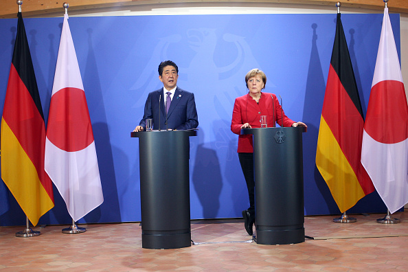 O primeiro-ministro japonês Shinzo Abe e a chanceler alemã Angela Merkel falam à imprensa em encontro na Alemanha: os dois países pleiteiam uma vaga no Conselho de Segurança da ONU (foto: Mika Schmidt-Pool/Getty Images)