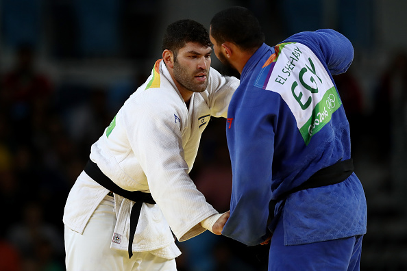 Os judocas Or Sasson de Israel (de branco) e Islam El Shehaby do Egito em disputa na Rio 2016 (Elsa/Getty Images)