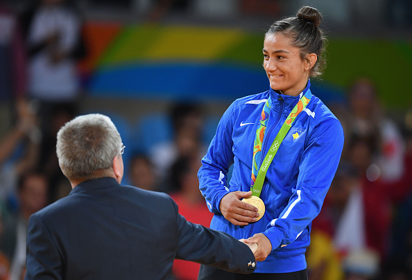 Majlinda Kelmendi, judoca do Kosovo, recebe a medalha de ouro na Rio 2016 (Getty Images)