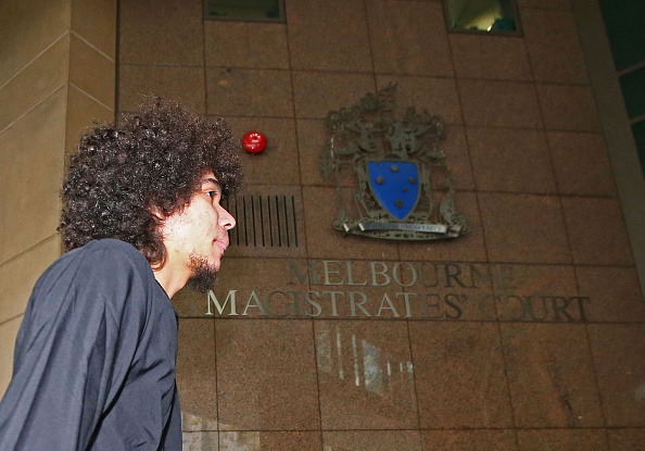 O australiano Mohammed Junaid Thorne chega à corte de Melbourne: ele é acusado de tentar fugir do país para ingressar no Estado Islâmico (foto: Scott Barbour/Getty Images)
