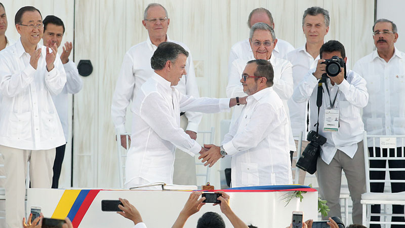 O presidente da Colômbia e as FARC assinam o acordo de paz em Cartagena em 26 de setembro. Foto: Cesar Carríon/ SIG