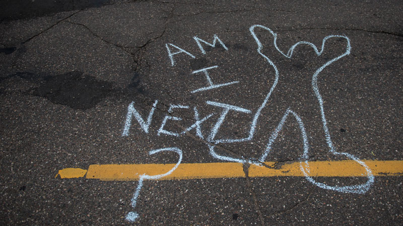 "Eu sou o próximo?", diz recado deixado na rua durante protesto contra a morte de homem (Getty Images)
