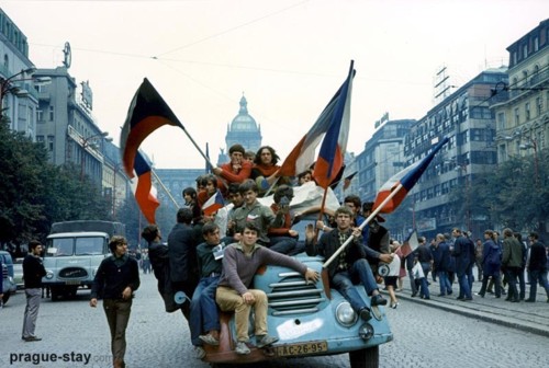 Jovens tomam as ruas da Tchecoslováquia durante a Primavera de Praga (foto: reprodução/tumblr fyeah history)