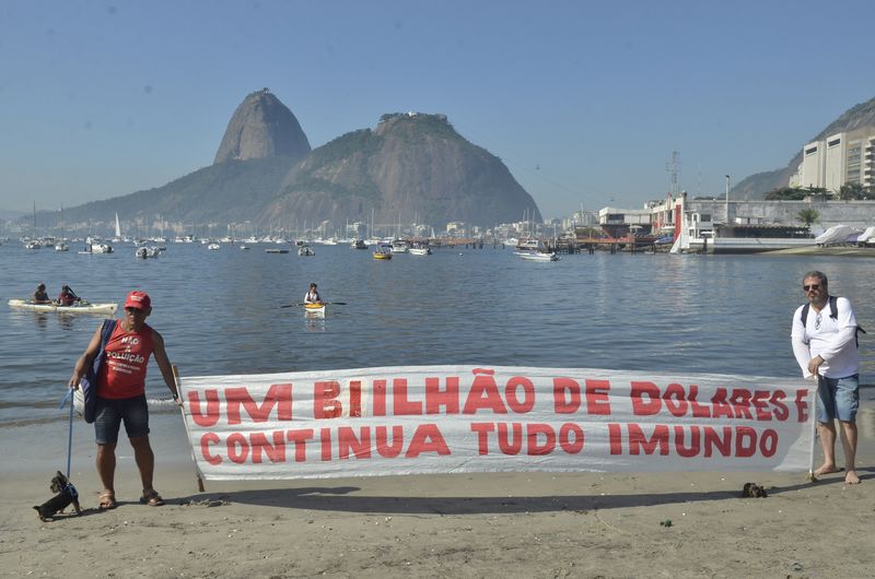 Protesto na praia de Botafogo (RJ) contra poluição da Baía de Guanabara (Fernando Frazão/Agência Brasil)