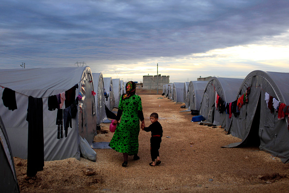 Mãe e filho em campo de refugiados