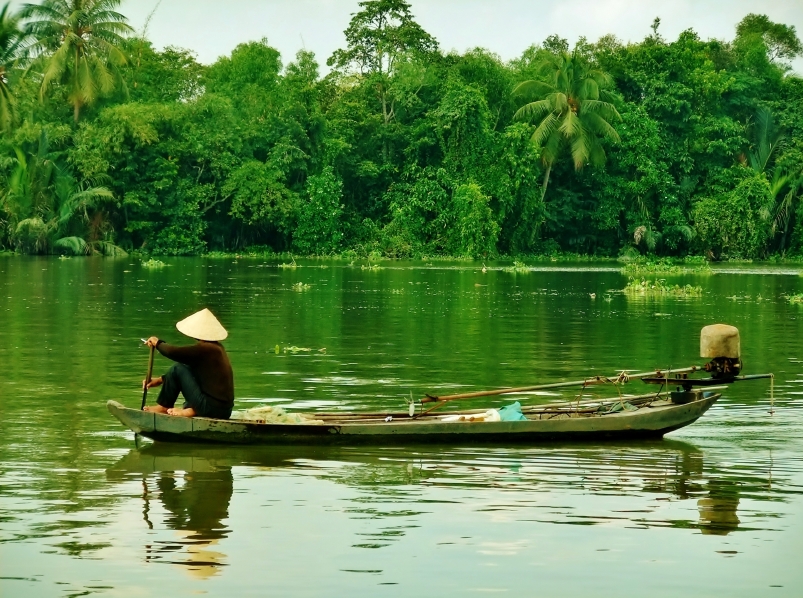 Pescador navega no Rio Mekong, no Vietnã (fonte: iStock)