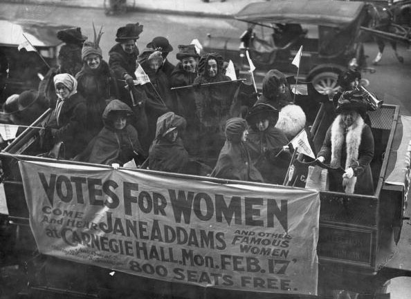 Mulheres de movimento sufragista anunciam palestra sobre o tema em Nova York, em 1913 (Foto: Paul Thompson / Getty Images) 