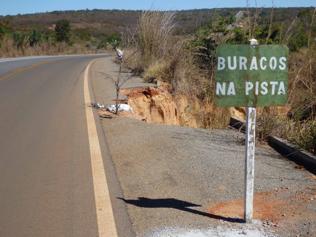 Trecho da rodovia BR-135, na Bahia: maior parte das estradas brasileiras apresentam problemas (Divlugação CNT)