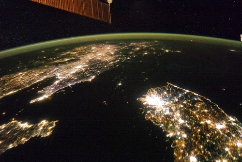 Imagem feita pela Nasa por satélite. A Coreia do Norte é o espaço "negro" entre a China e a Coreia do Sul (Fonte: reprodução/tumblr Newsweek)