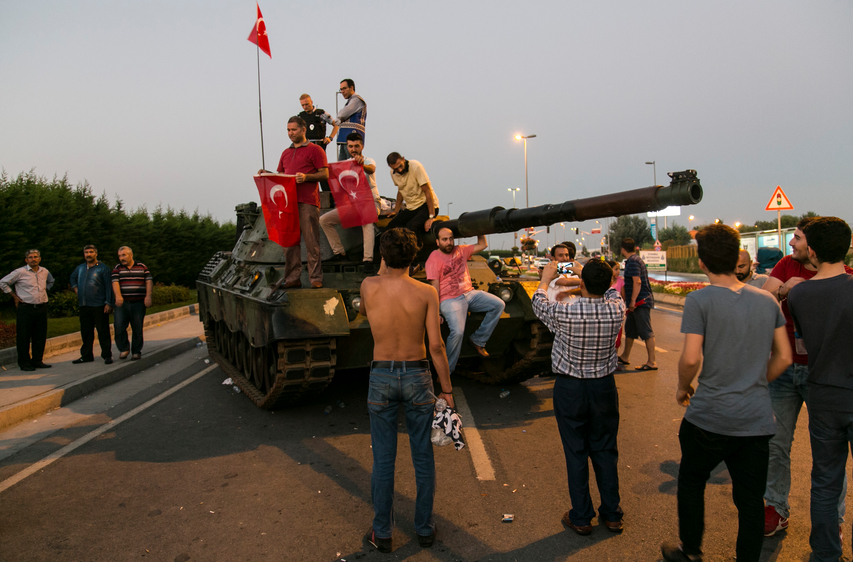 Partidários do presidente Erdogan comemoram o fracasso do golpe militar na Turquia, em 16 de julho (imagem: iStock)