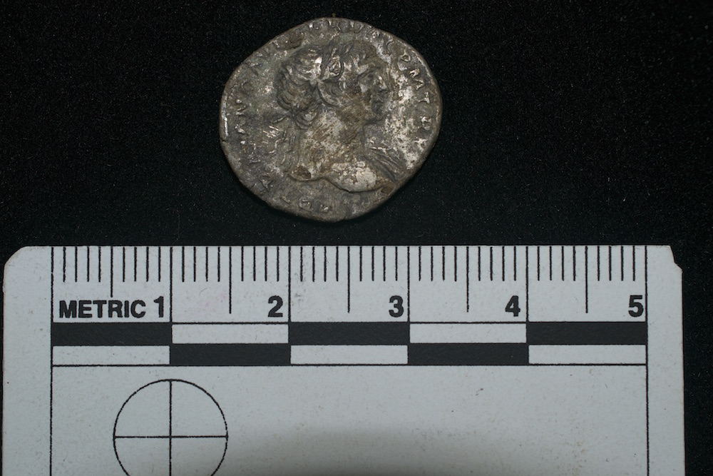 Os arqueólogos encontraram esta moeda de prata em uma caixa de madeira dentro do túmulo. A moeda tem a cara do imperador Trajano, que presidiu Roma de AD 98 para AD 117, a cerca de 100 anos antes de eles acreditam que o indivíduo foi enterrado. (Foto: Tony Fitzpatrick-Matthews)
