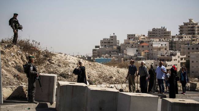 A polícia israelense para palestinos que estavam atravessando a fronteira para deixar a Jerusalém Oriental em outubro 2015 (Foto por Ilia Yefimovich / Getty Images)