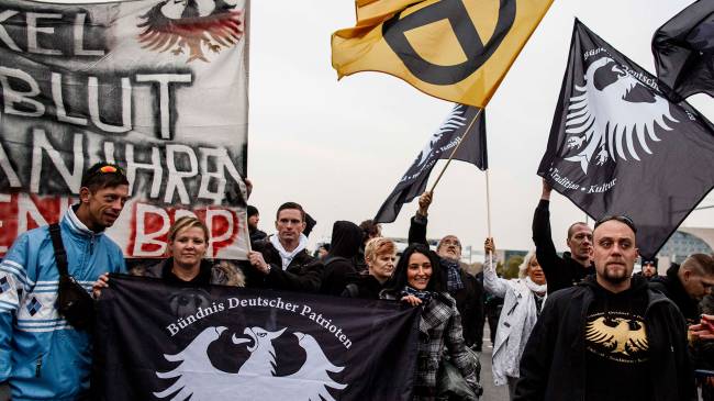 Extrema-direita Ativistas de extrema-direita se reúnem em novembro de 2016 em Berlim, na Alemanha. Entre 300 e 400 manifestantes, incluindo neonazistas, cantavam 'Merkel muss weg!' ('Merkel deve ir!'). O sentimento de direita em toda a Alemanha encontrou coesão com o partido político Alternative fuer Deutschland (Alternativa para a Alemanha), um novo partido populista que vem ganhando espaço no cenário político alemão. (Foto: Carsten Koall /Getty Images)