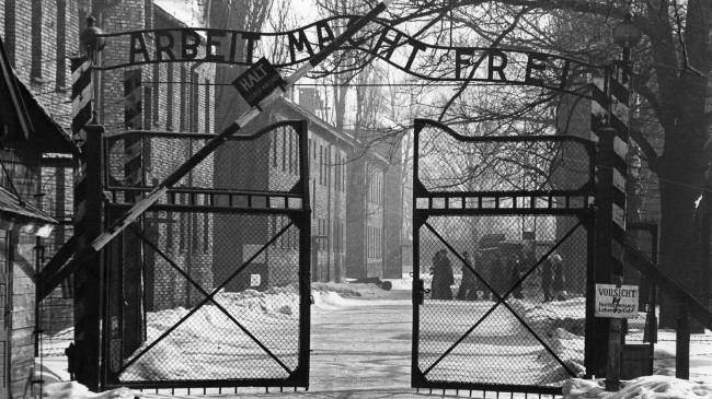 Os portões do campo de concentração nazista em Auschwitz, Polônia, em 1965. A placa diz 'Arbeit Macht Frei' - 'O trabalho vos libertará. (Foto:  Keystone/GettyImages)