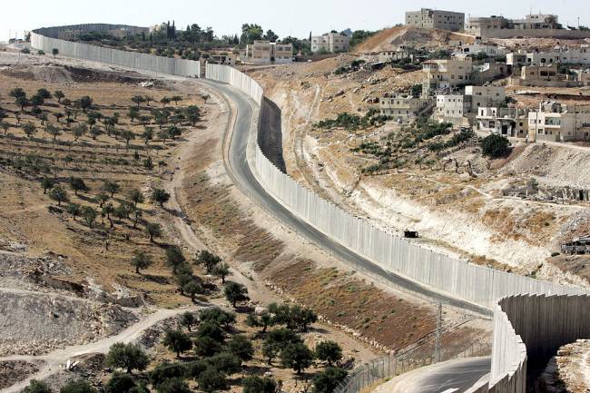 Muro que separa Israel dos territórios palestinos na Cisjordânia (foto: Marco Di Lauro/Getty Images)