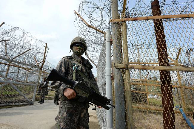 Soldado sul-coreano vigiam a zona desmilitarizada que divide as duas Coreias, em 2015 (foto: Getty Images)