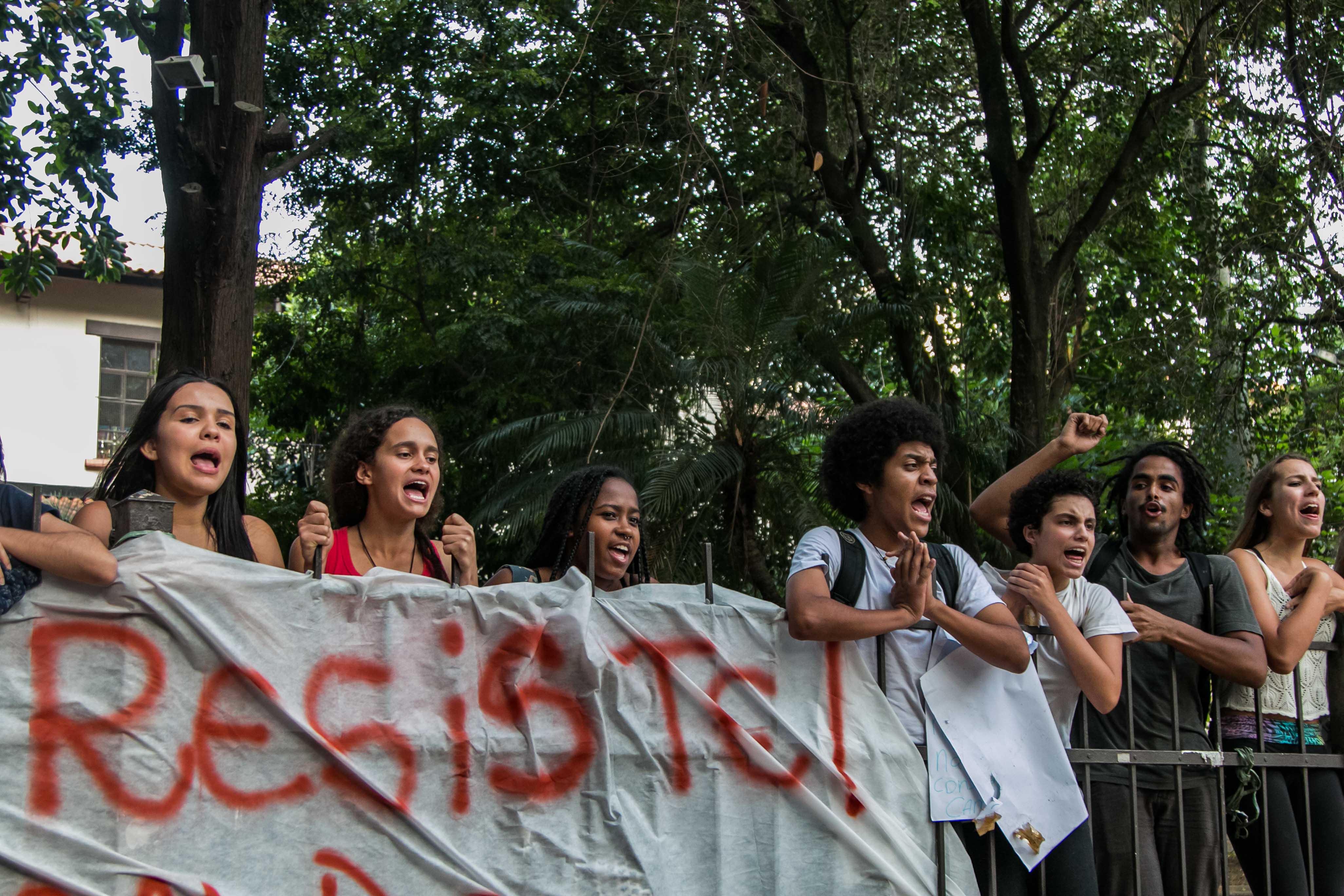 Alunos do Colégio São Vicente fazem protesto por demissões de