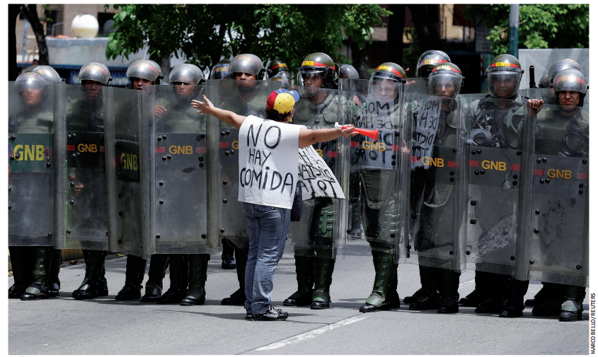 “Não há comida” Protesto em maio de 2016 contra o presidente Nicolás Maduro, em Caracas: inflação e desabastecimento no foco da crise