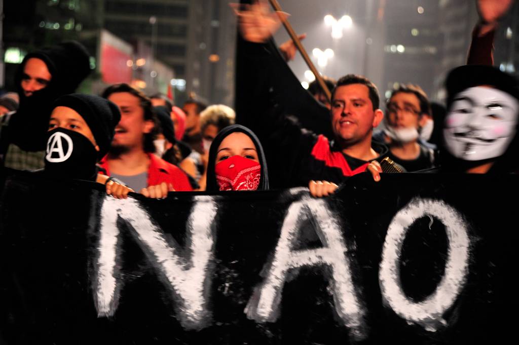 <b id="message-undefined" class="error-message">Imagem sem texto alternativo</b> Manifestantes protestam na Avenida Paulista, em São Paulo, em junho de 2013