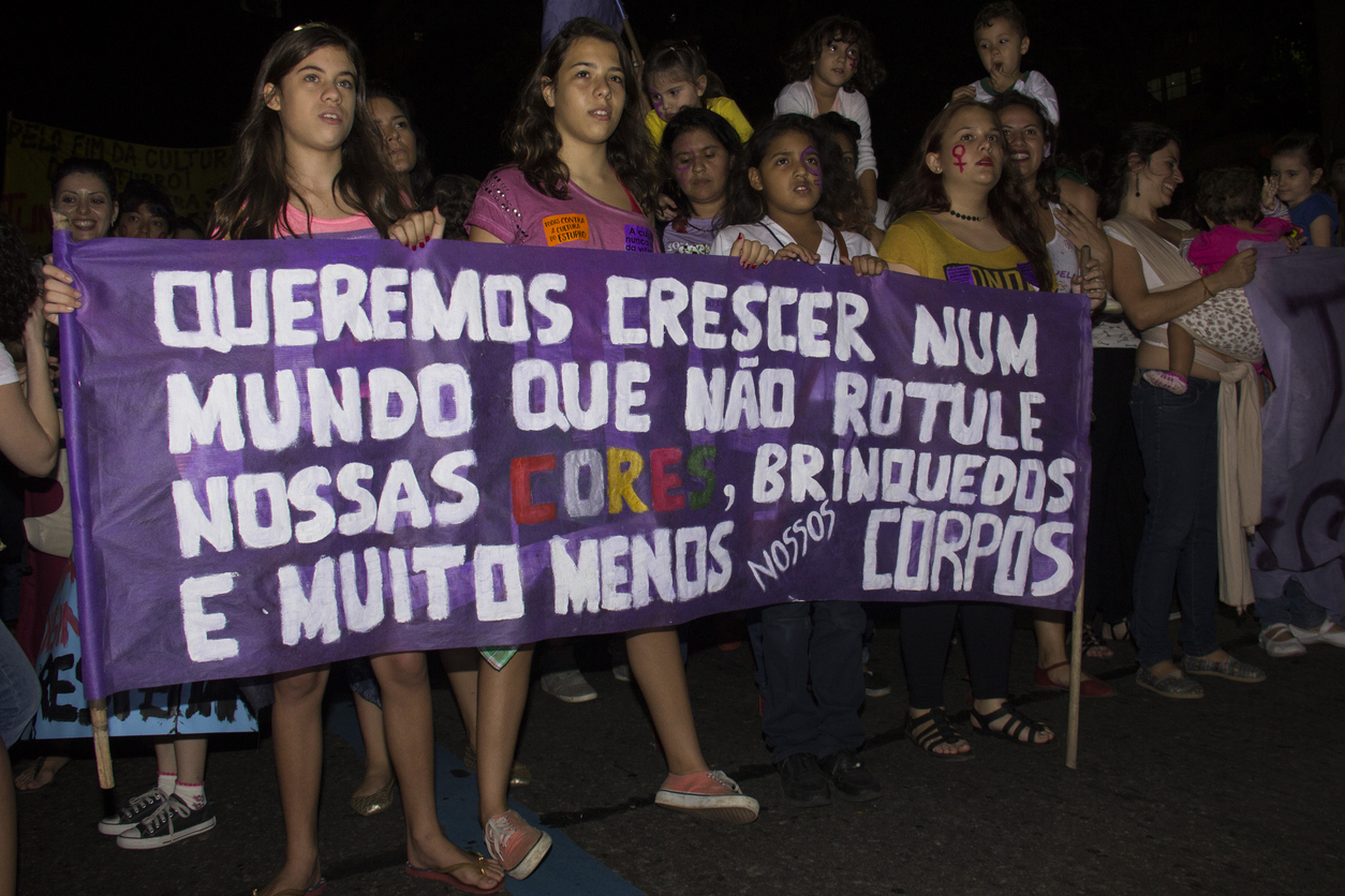 <b id="message-undefined" class="error-message">Imagem sem texto alternativo</b> Manifestação no Rio de Janeiro em protesto contra o estupro coletivo de uma jovem de 16 anos, em 2016