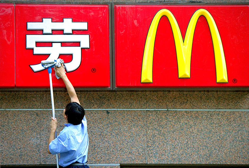 Funcionário limpa fachada do Mc Donald’s em Pequim, na capital chinesa