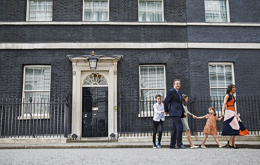 O ex-primeiro-ministro britânico David Cameron e sua família deixam a residência oficial em Londres, após a vitória do Brexit