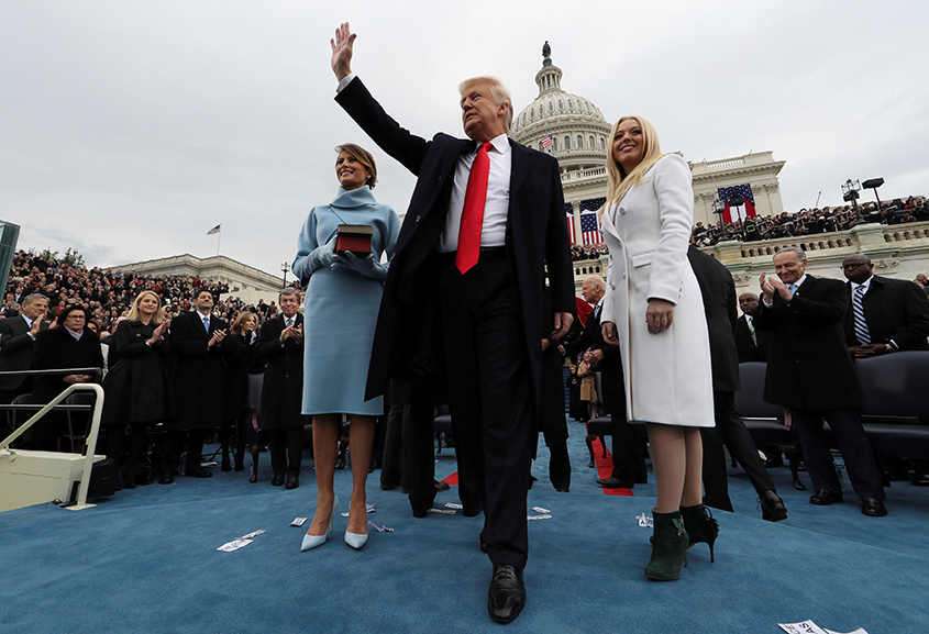 O presidente dos EUA, Donald Trump, acena durante sua cerimônia de posse em Washington, em 20 de janeiro de 2017