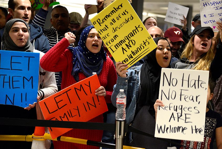 Protesto em aeroporto de Washington D.C. (EUA) contra a decisão de Donald Trump de barrar imigrantes, em janeiro de 2017