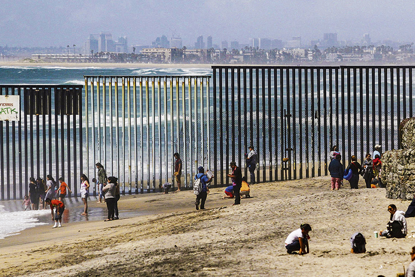 Barreira que separa EUA e México, na praia de Tijuana: Trump quer ampliar o muro para impedir a entrada de imigrantes