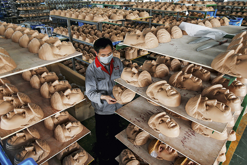 Fábrica que produz máscaras do presidente dos EUA, Donald Trump, na China
