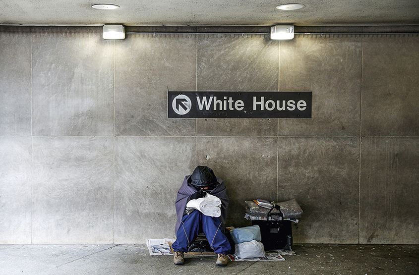 Sem-teto se abriga em estação de metrô próxima à Casa Branca, sede do governo dos EUA