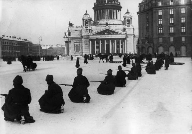 Foto preta e branca de russos armados guardando a praça em frente à Catedral de Santo Isaac