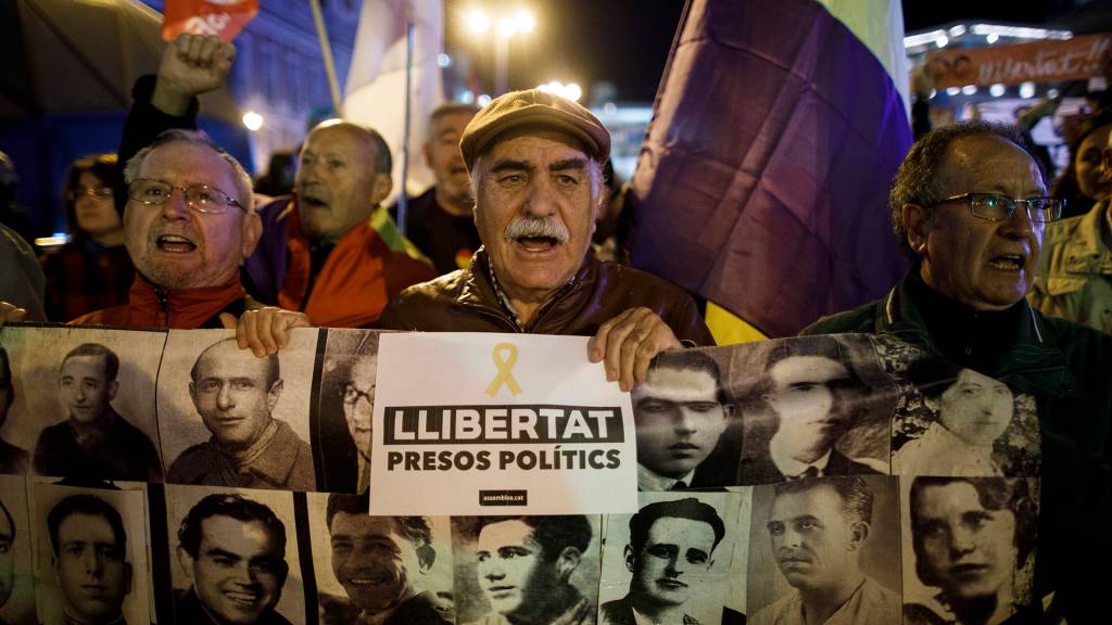Protesto contra a prisão de líderes catalães
