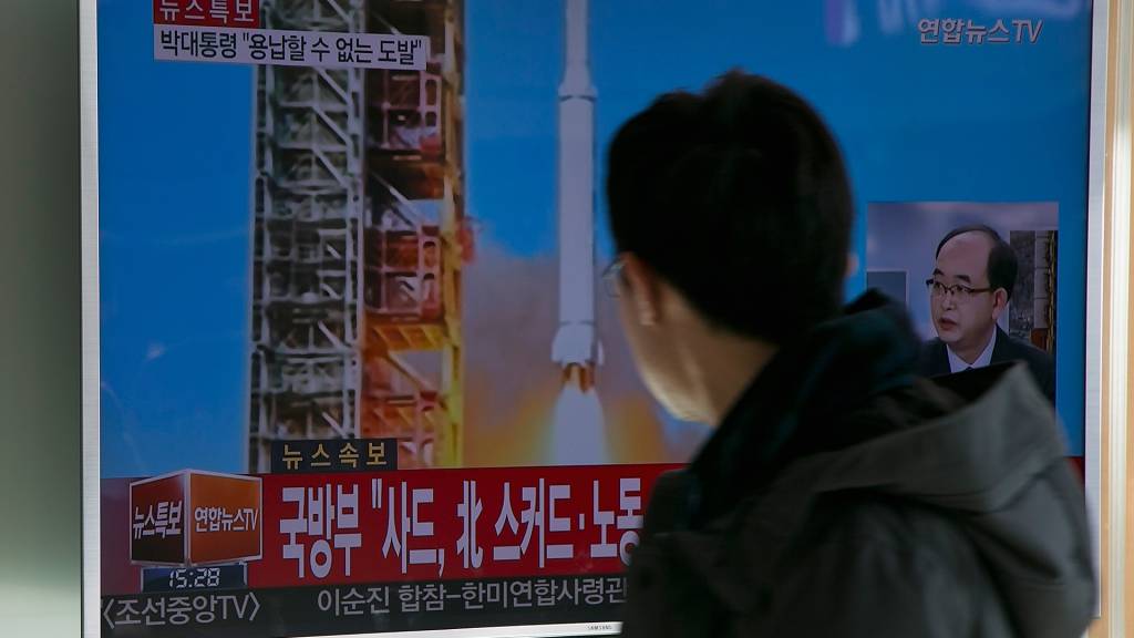 Televisão sul coreana reage a lançamento de foguete da Coreia do Norte, em fevereiro