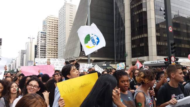 Atos contra cortes na educação reúnem professores e alunos