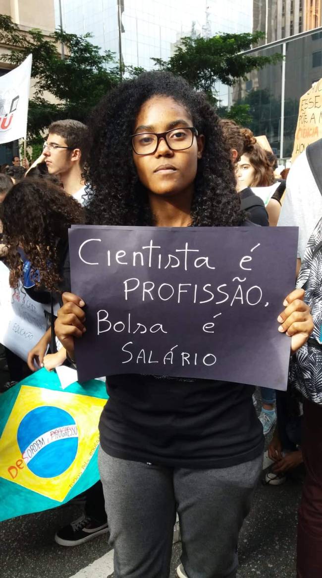Atos contra cortes na educação reúnem professores e alunos