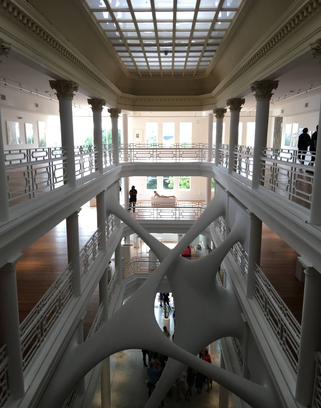 Moore Building com a instalação Elastika de Zaha Hadid, sedia a exposição "Desire"