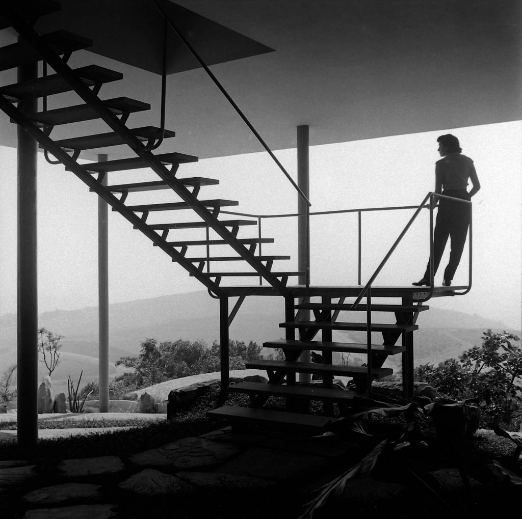 “Lina Bo Bardi na Casa de Vidro, projeto de Lina Bo Bardi”, 1952, fotografia de Chico Albuquerque, que integra a mostra no MIS, São Paulo, 2013.