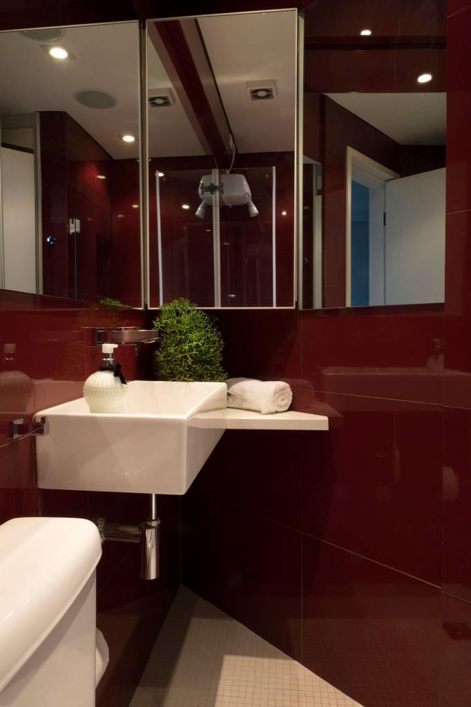 Banheiro-do-loft-assinado-pelo-arquiteto-Ricardo-Abreu-tem-metais-Meber-(1)